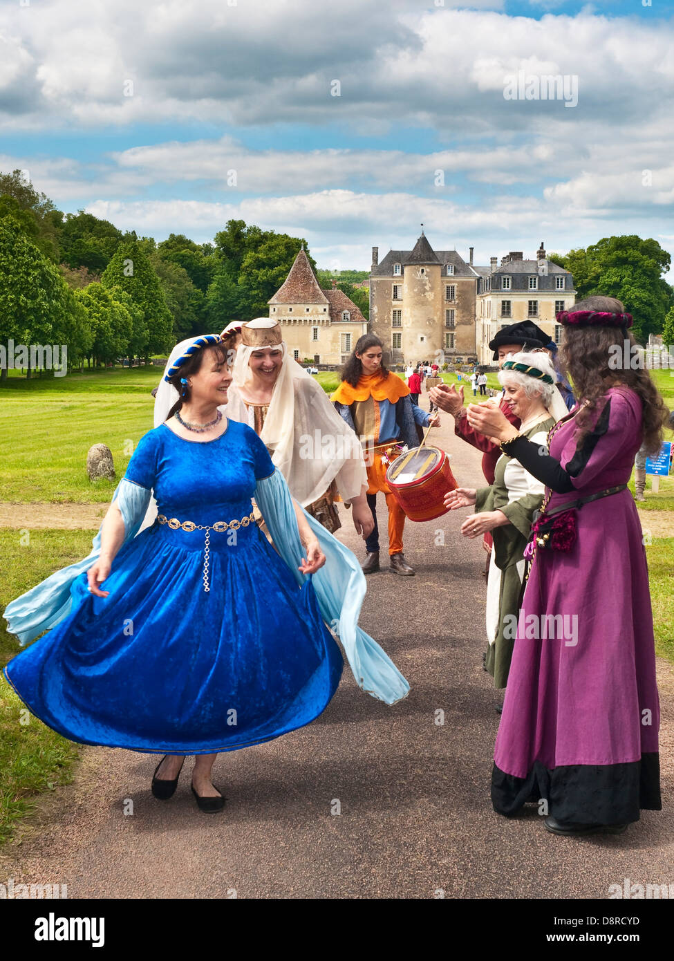 Mittelalterliche Tänzerinnen im Garten des Schlosses - Frankreich. Stockfoto