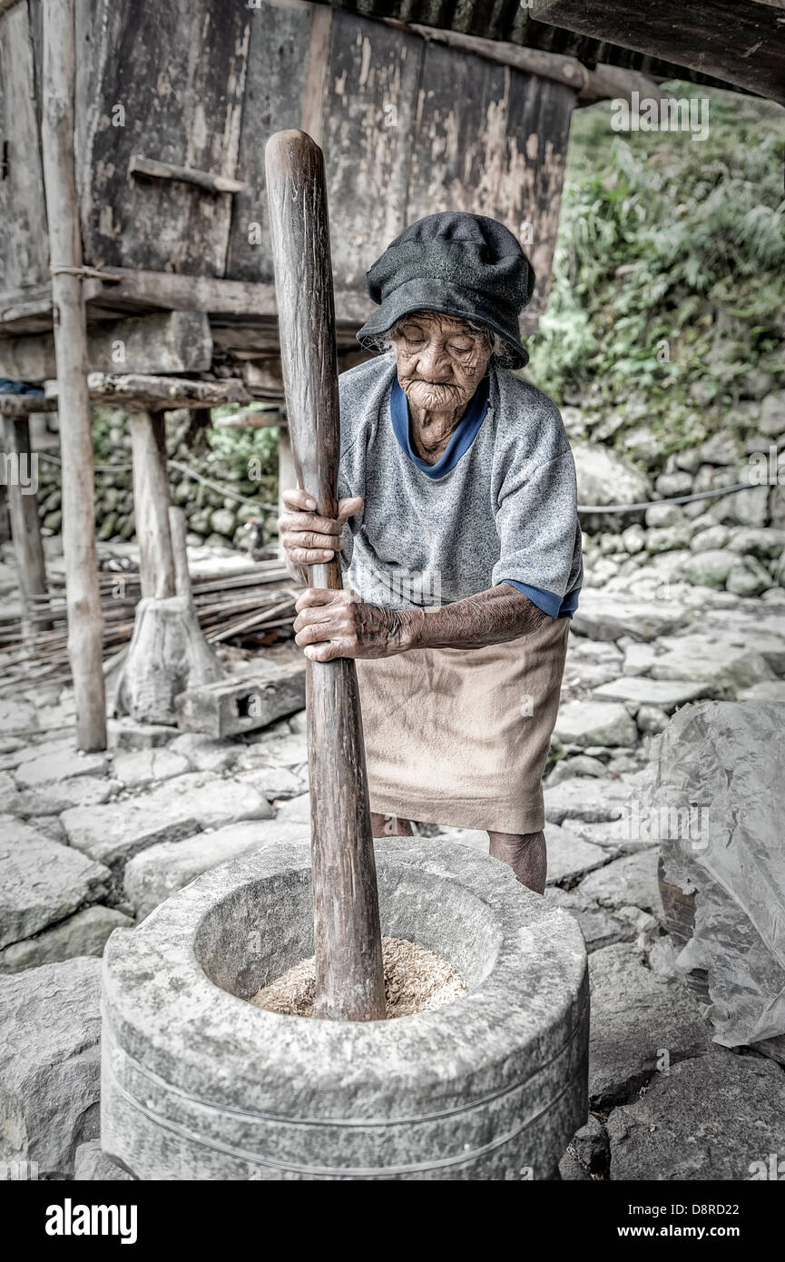 Frau Reis in einem ländlichen Dorf Batad, Luzon, Philippinen Stockfoto