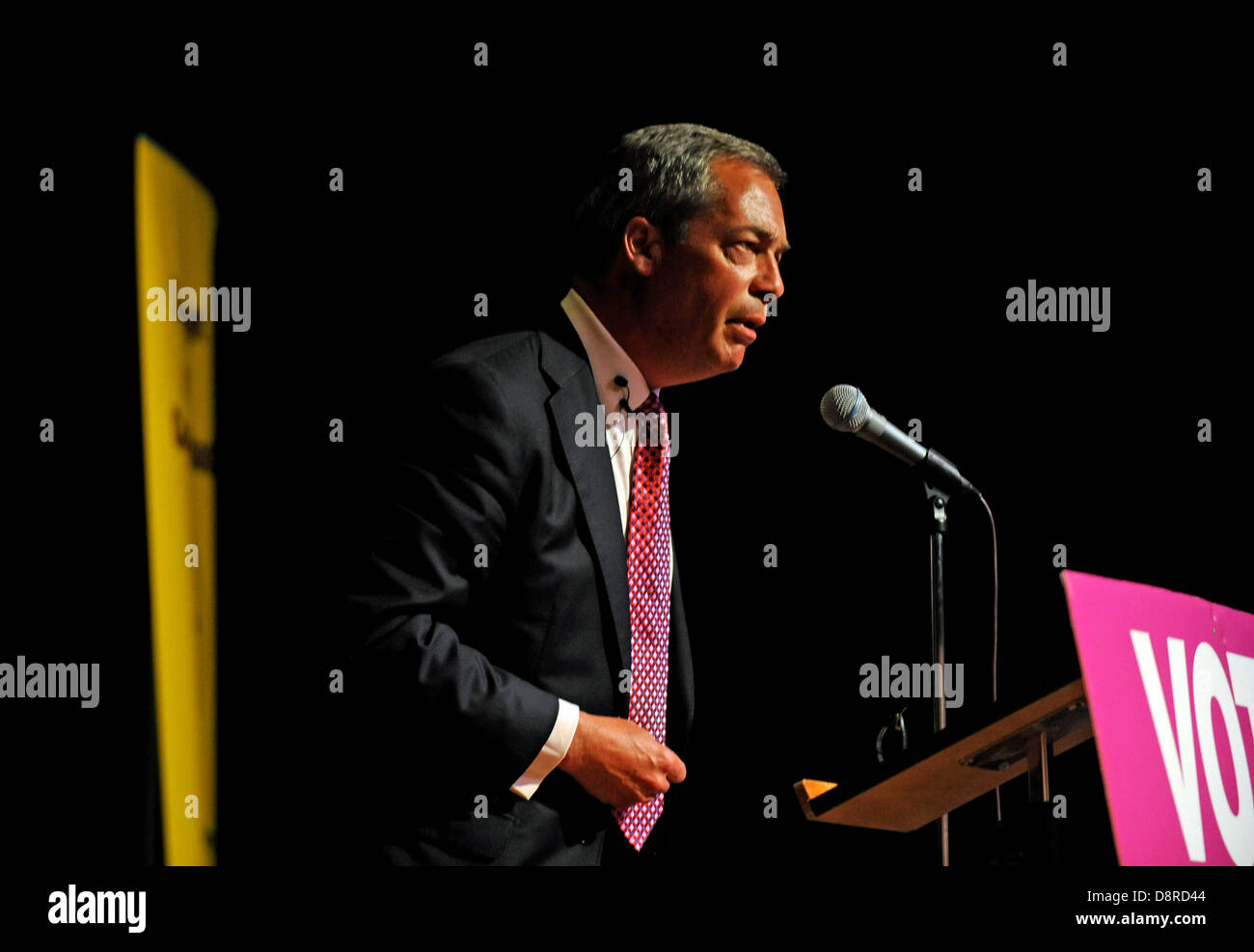 Hove, UK. 3. Juni 2013.  Die UKIP Führer Nigel Farage spricht bei einem Treffen in einem gepackten Hove Rathaus heute Abend Stockfoto