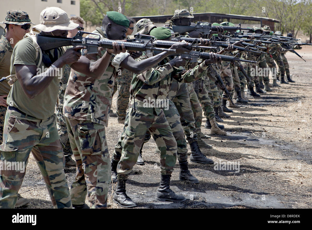 Senegalesische Companie de Fusilier Marinekommandos Praxis schießen Bohrer während einer Bekämpfung Treffsicherheit Klasse von US-Marines 22. April 2013 in Toubacouta, Senegal. Stockfoto