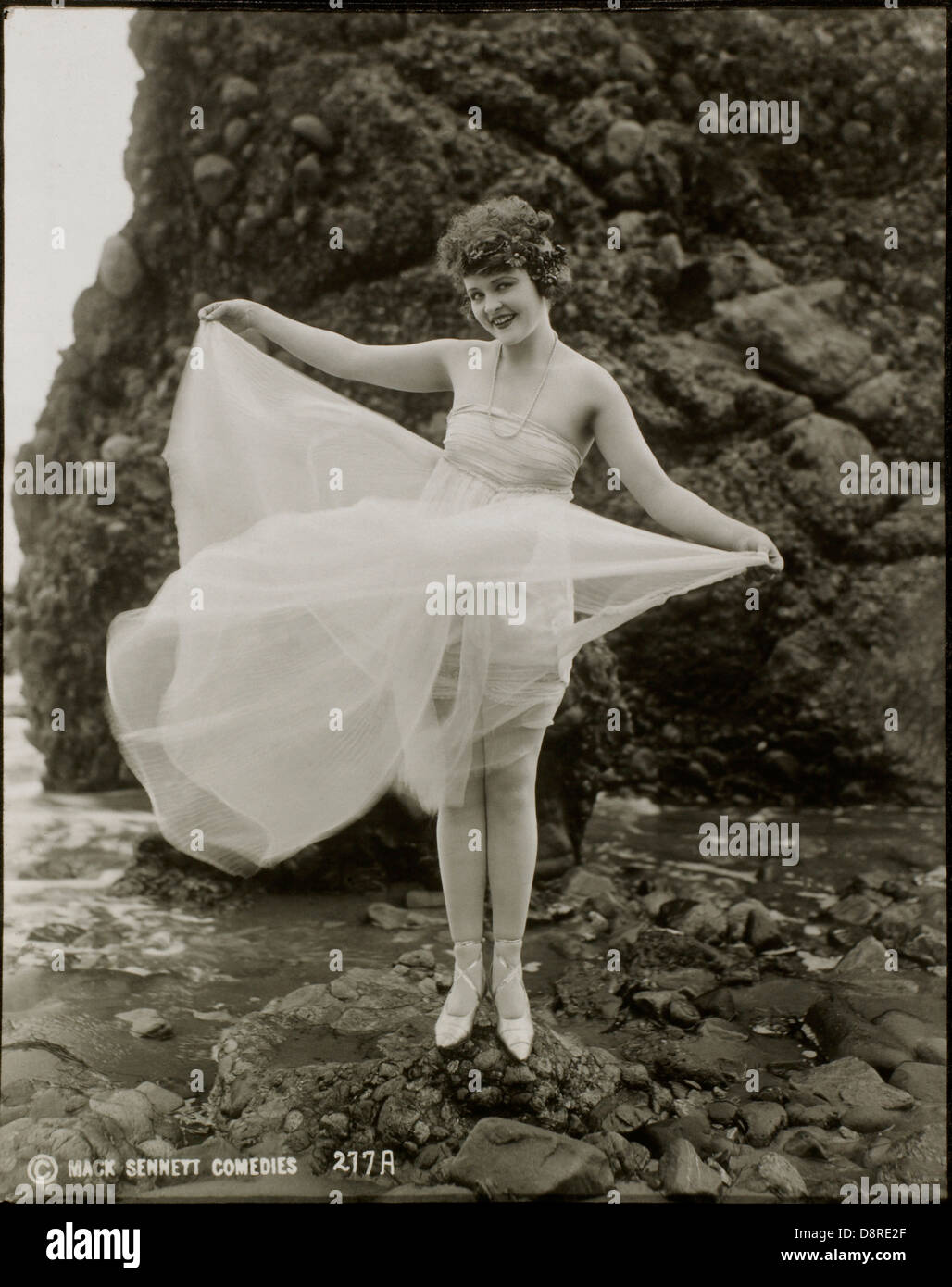 Schauspielerin Phyllis Haver, einer der Mack Sennetts Badenixen, Porträt in fließenden Badeanzug am Strand, ca. 1920 Stockfoto