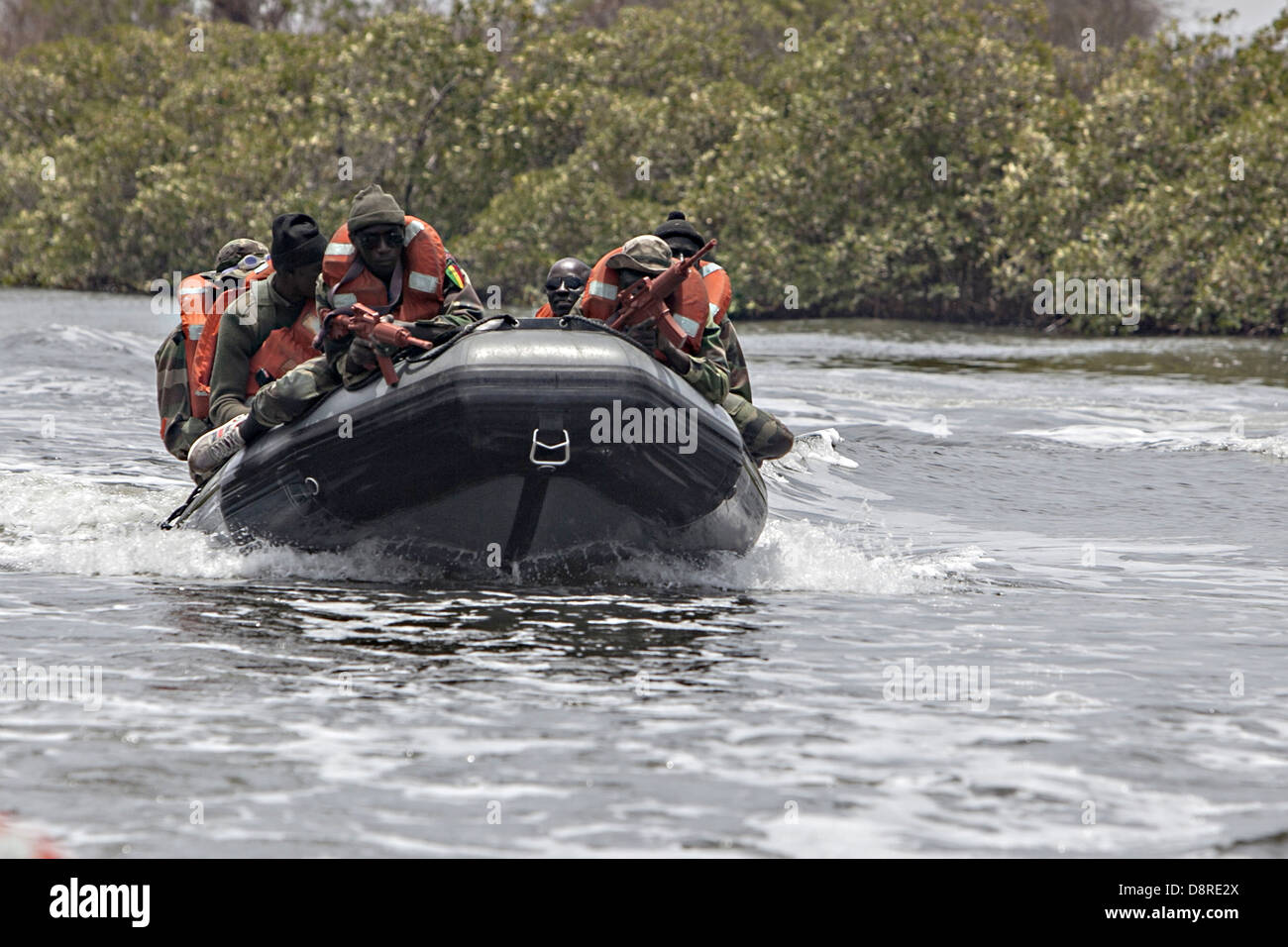 Senegalesische Companie de Fusilier Marineinfanteristen auf ein Tierkreiszeichen Kautschuk Patrouille Boot während Verbot Bohrer 25. April 2013 in Toubacouta, Senegal. Stockfoto