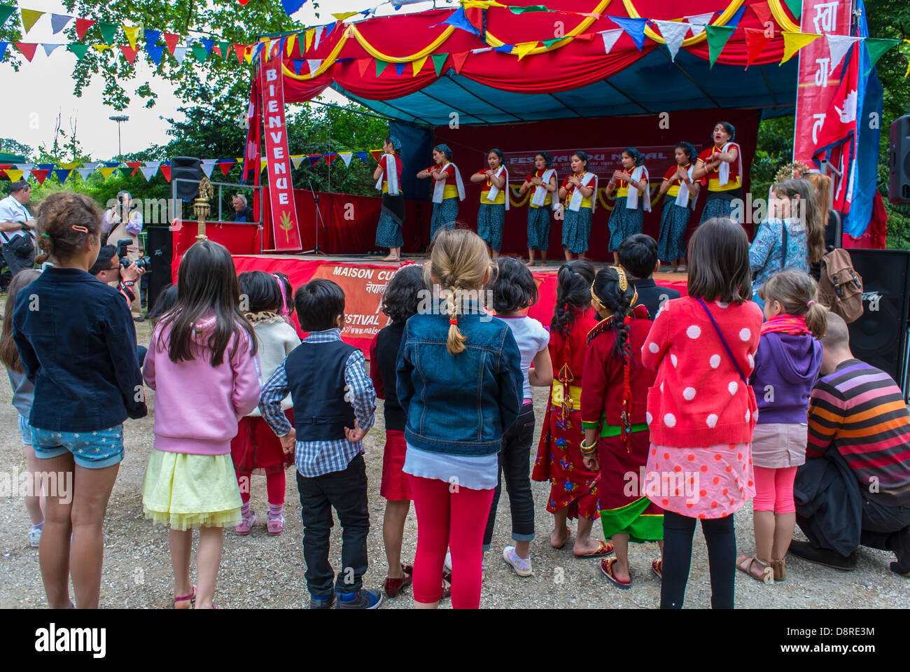 Paris, Frankreich, Publikum, Gruppe, die von hinten steht, Menge Kinder beim Himalayan Culture Festival im Tibetischen Tempel in Bois de Vincennes, das verschiedene Kulturen feiert Stockfoto