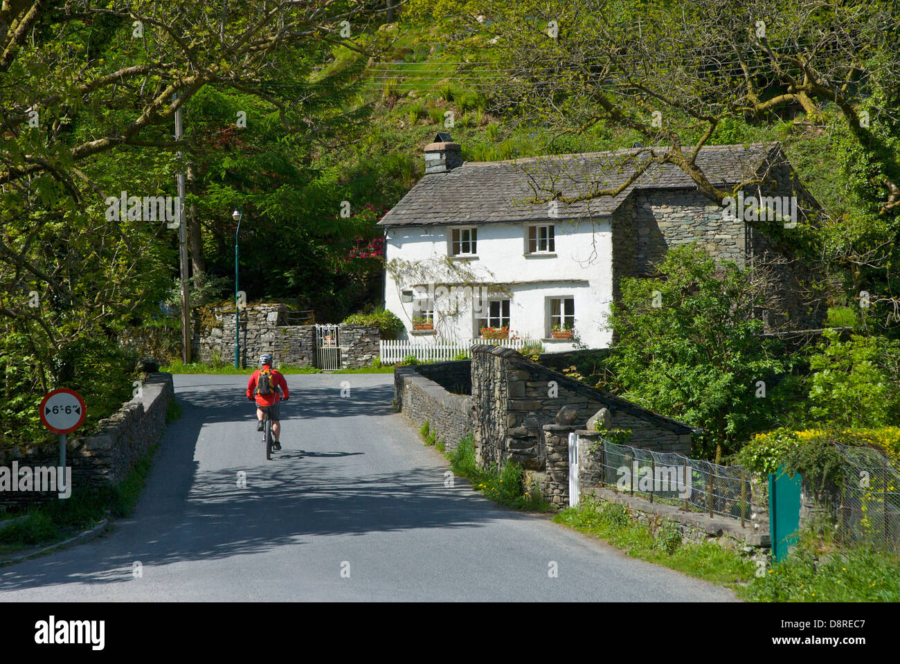 Radfahrer im Dorf Elterwater, Langdale, Nationalpark Lake District, Cumbria, England UK Stockfoto