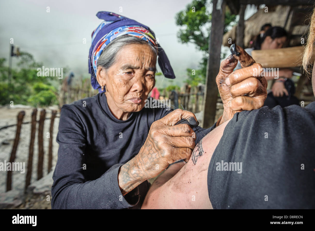 Frau, Tätowierung ein Tourist auf traditionelle Weise, Kalinga, Philippinen, Asien Stockfoto