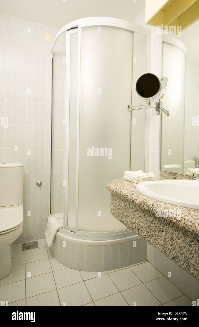 Bad Dusche WC im 4-Sterne-Hotel innen Ljubljana Slowenien Europa Stockfoto