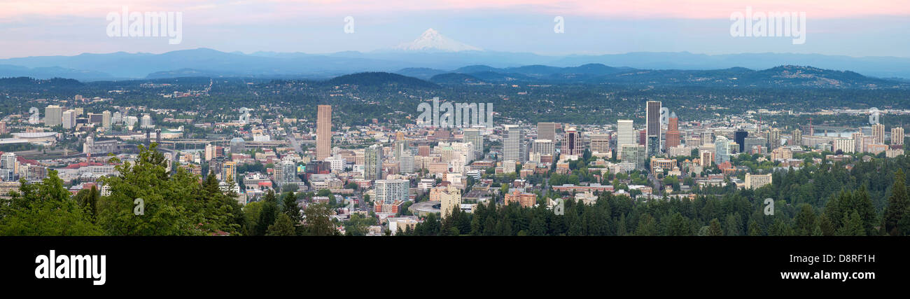 Portland Oregon Innenstadt Stadtbild mit Mount Hood bei Sonnenuntergang Panorama Stockfoto