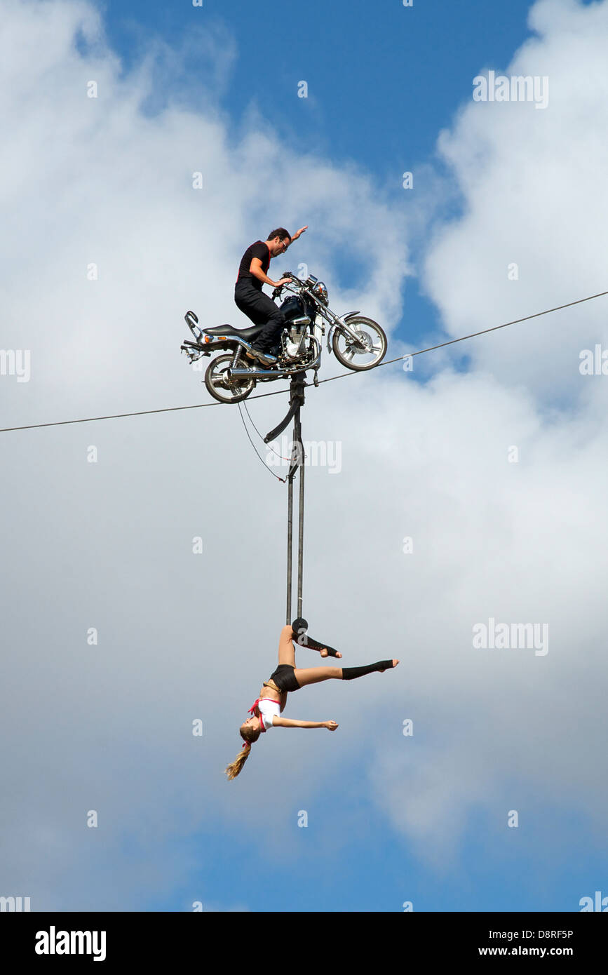 Motorrad-Stunt-Fahrer mit Frau Albert Park Melbourne Victoria Australien Stockfoto