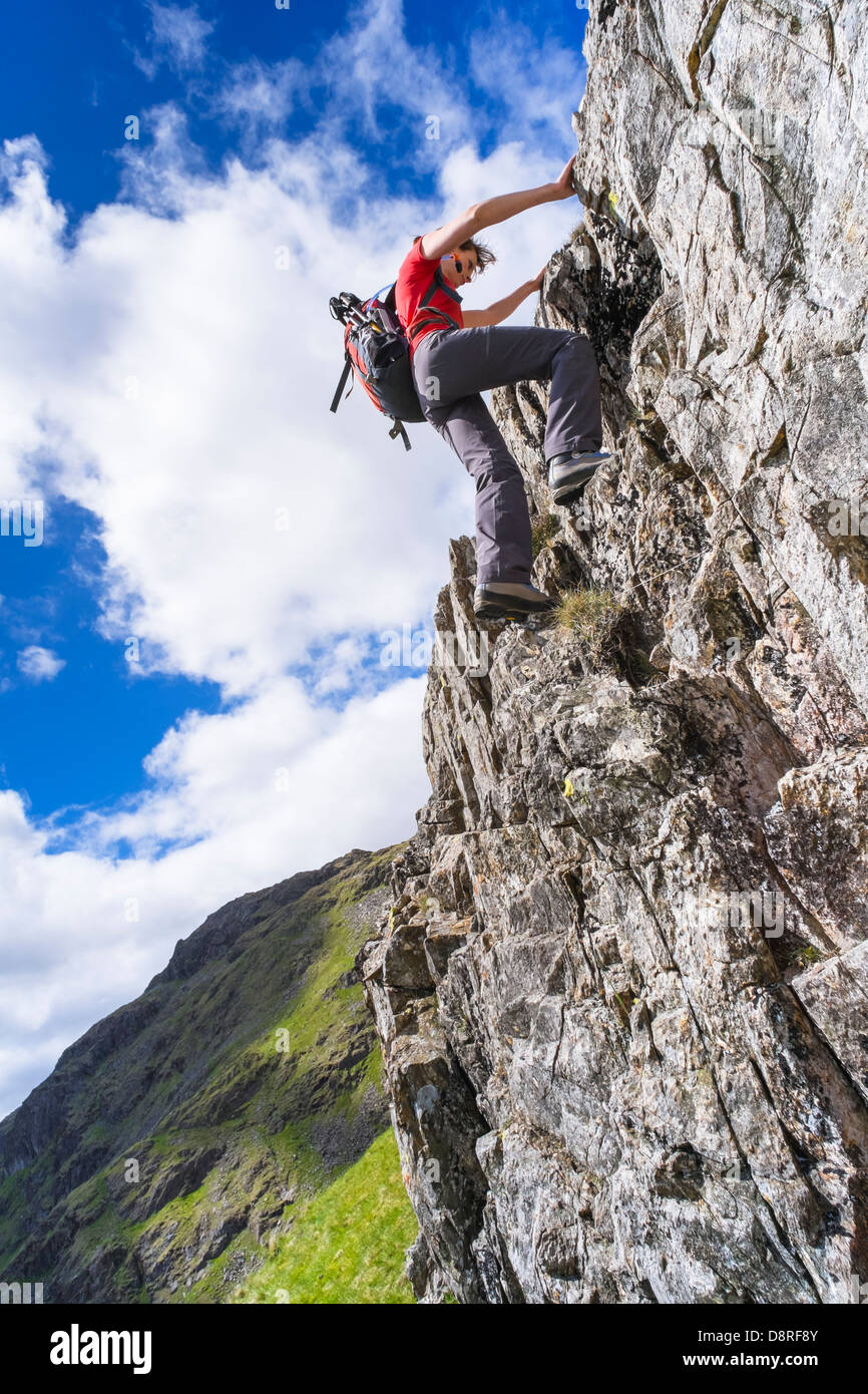 Ein Wanderer Klettern Cam Crag Ridge im Langstrath Tal führt bis zum Gipfel des Wasdale im Lake District, Cumbria. Stockfoto