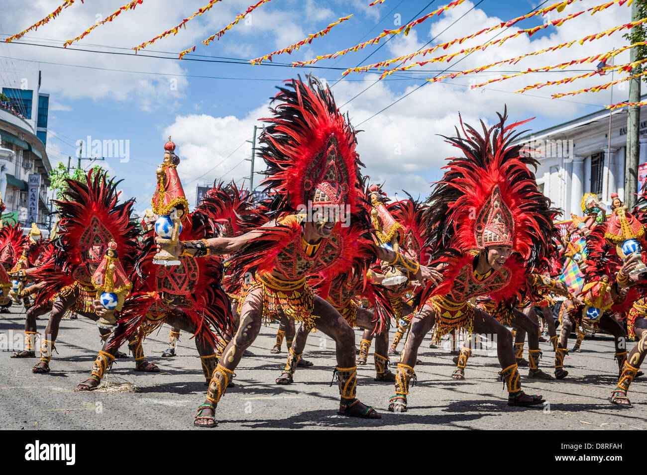 Teilnehmer des Tanz-Wettbewerbs anlässlich des Dinagyang Hommage an "The Santo Niño", Philippinen Stockfoto