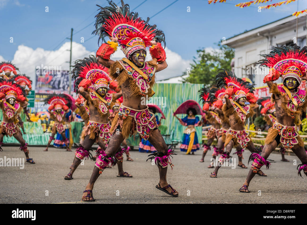 Teilnehmer des Tanz-Wettbewerbs anlässlich des Dinagyang Hommage an "The Santo Niño", Philippinen Stockfoto