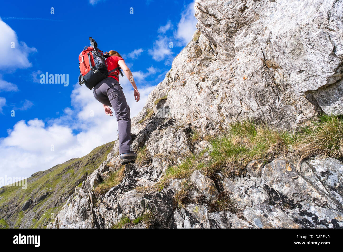 Ein Wanderer Klettern Cam Crag Ridge im Langstrath Tal führt bis zum Gipfel des Wasdale im Lake District, Cumbria. Stockfoto