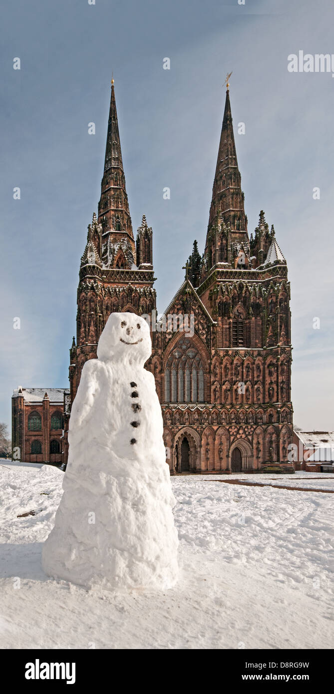 Schnee Mann vor der Kathedrale von Lichfield auf Wintertag mit Schnee auf dem Boden Staffordshire England Stockfoto