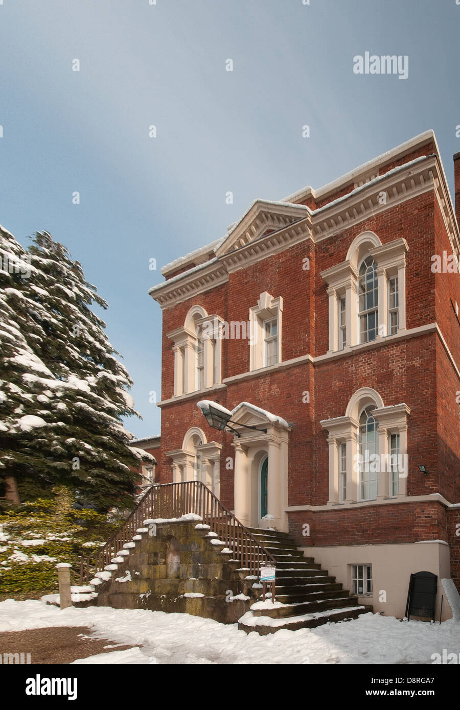 Erasmus Darwins Haus am Beacon Street Lichfield Staffordshire England im Winter mit Schnee auf dem Boden Stockfoto