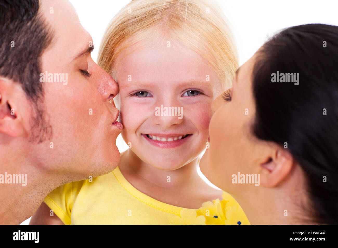 Eltern küssen Töchterchen auf weiß Stockfoto