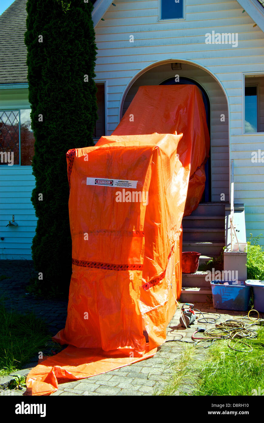 Heavy-Duty-orange Plastikplane versiegelten Eingang Vancouver Haus erwartet gefährliche Material Asbestsanierung vor Abriss Stockfoto