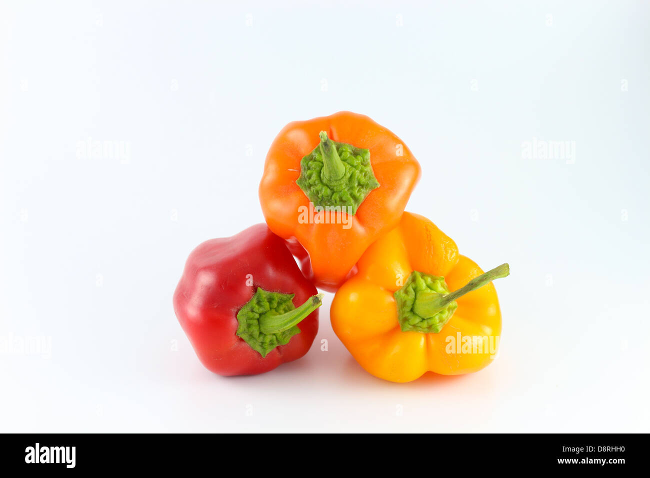 frische rote, orange und gelbe Paprika, isoliert auf weiss Stockfoto