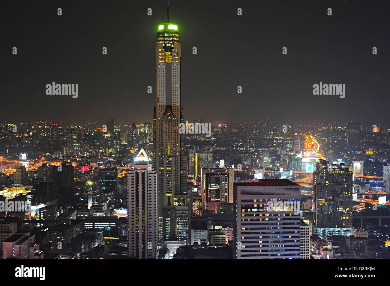 Nacht-Skyline von Bangkok mit Baiyoke Sky Hotel, das höchste Hotel in Südost-Asien Stockfoto