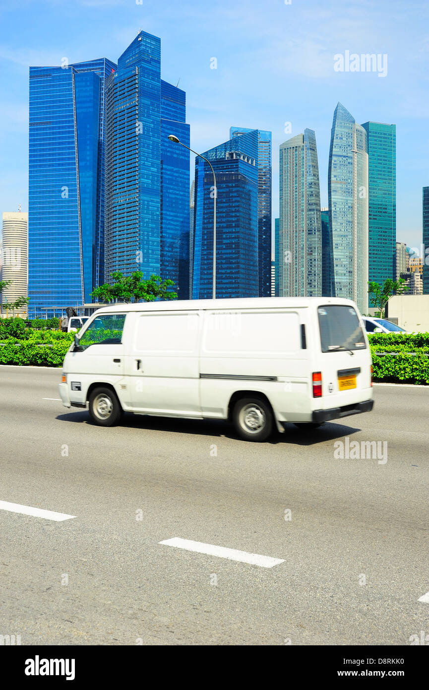 Weißen Kleinbus unterwegs in Singapur. Bewegungsunschärfe Stockfoto