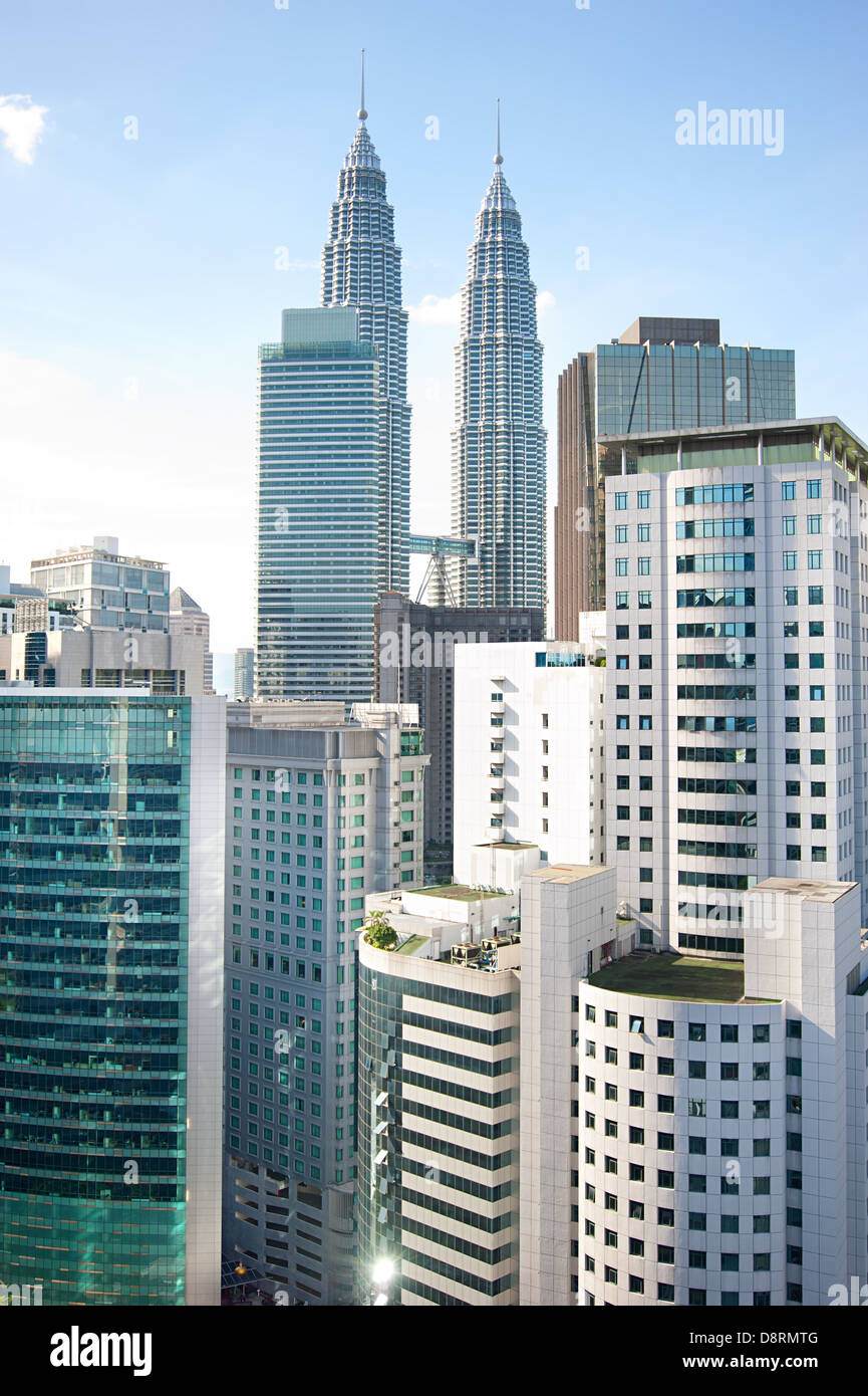 Architektur von Kuala Lumpur mit berühmten Petronas Twin Towers. Stockfoto