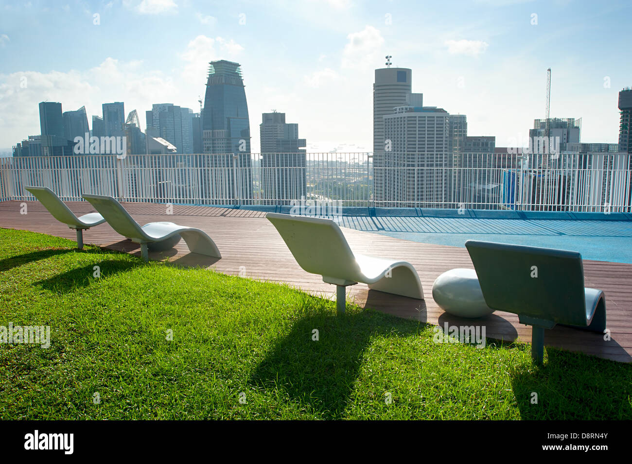 Liegestuhl auf Singapur Wolkenkratzer Stockfoto