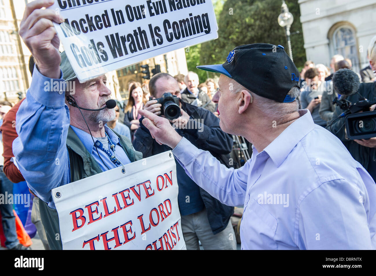 London, UK. 3. Juni 2013. Peter Tatchell führt einen Homo-Ehe-Protest vor dem Westminster, da das Gesetz in das House Of Lords diskutiert wird. Gab es einige "christliche" Zähler Demonstranten aber den Homosexuell Männer Chor hielt die Atmosphäre ruhig. Es gab auch kurze obgenannten Unterstützung von mehreren MP einschließlich Lynne Featherstone, Chris Bryant und Stuart Andrew. Bildnachweis: Guy Bell/Alamy Live-Nachrichten Stockfoto