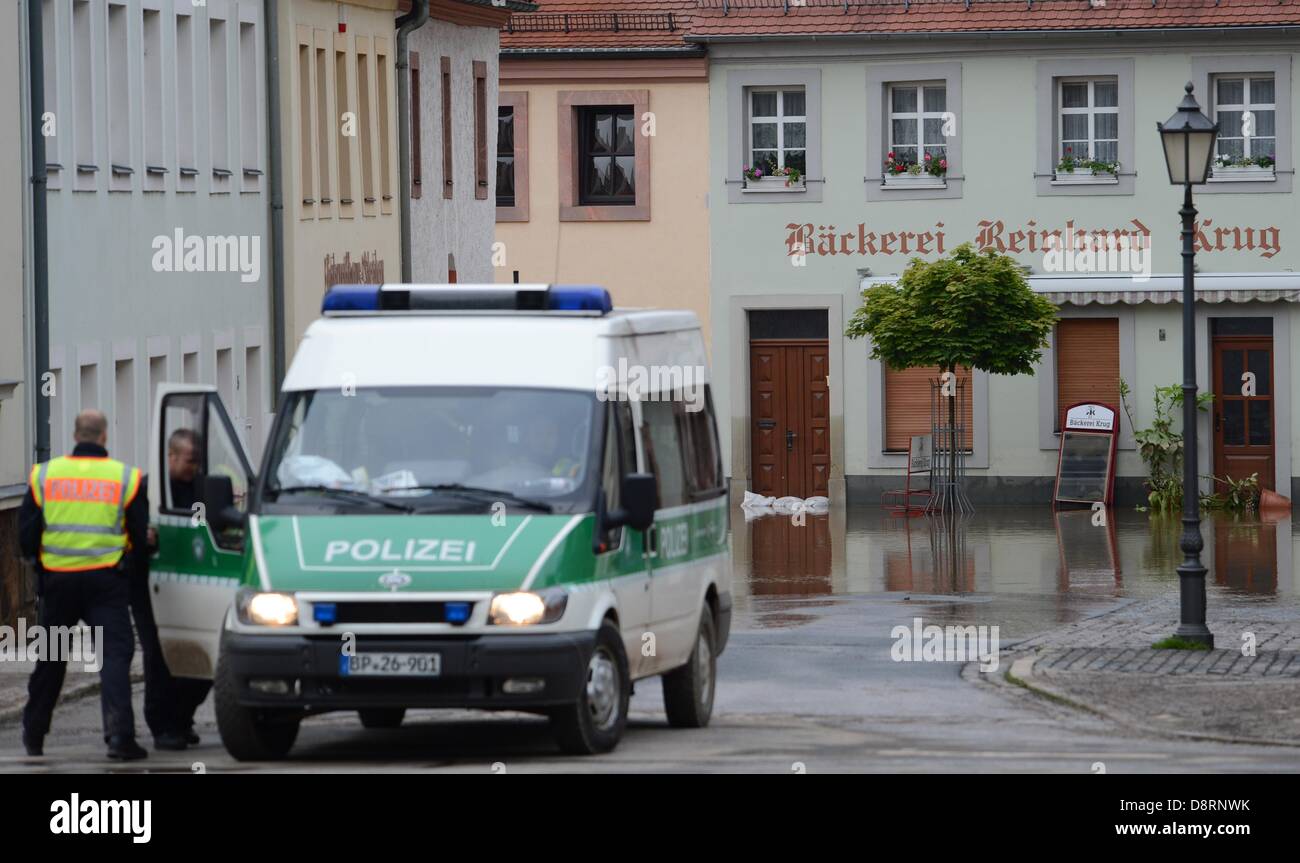 Grimma, Deutschland. 4. Juni 2013. Die Polizei blockiert den Zugriff auf den überschwemmten Stadtzentrum von Grimma. Der Wasserstand des Flusses Mulde ist derzeit rückläufig. Foto: Hendrik Schmidt/Dpa/Alamy Live News Stockfoto