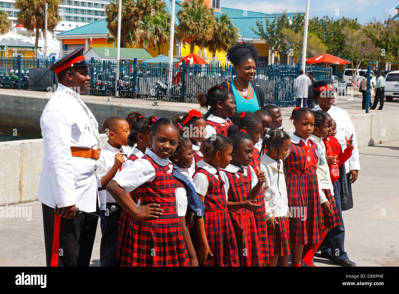 Nassau Paradise Island Schüler und Lehrer vor Büste von Sir Milo Butler in Rawson Square Nassau Stockfoto
