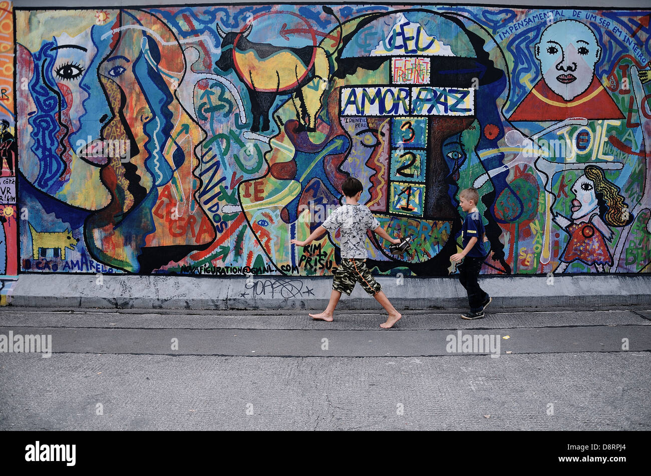 Jungs spielen vor den übrigen Berliner Mauer. Berlin, Deutschland Stockfoto