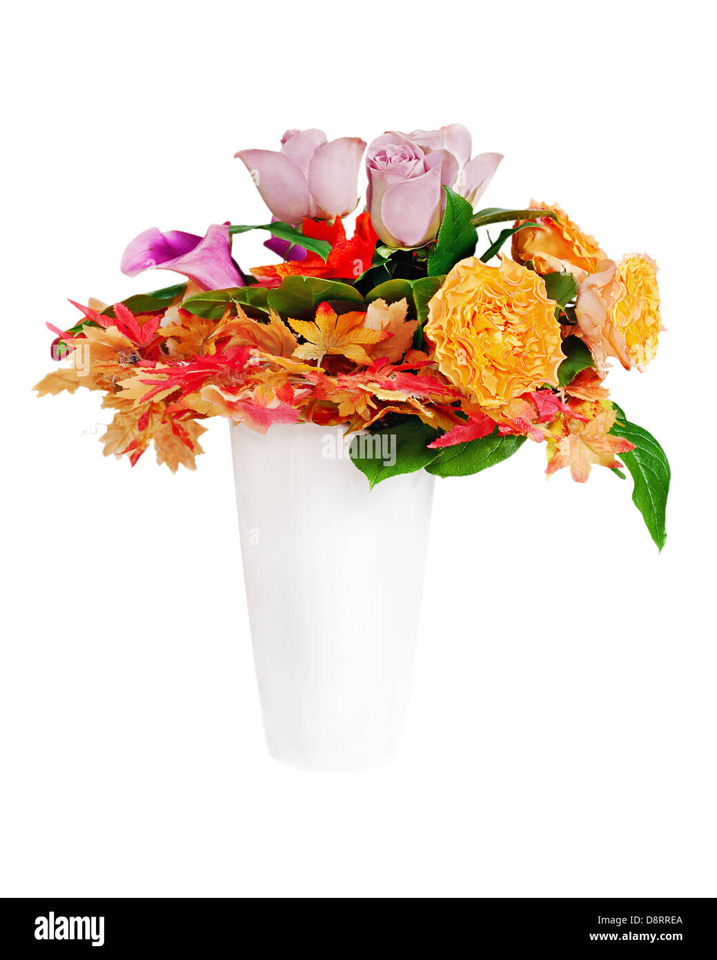 Blumenstrauß Anordnung Herzstück in weiße Vase isoliert auf weißem Hintergrund. Stockfoto