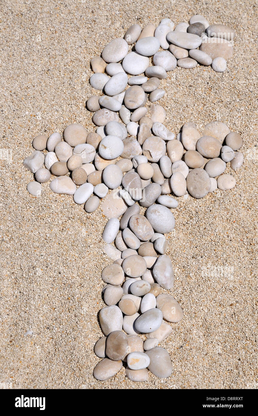 Facebook-Logo aus kleinen Steinen auf Sand Hintergrund gemacht Stockfoto