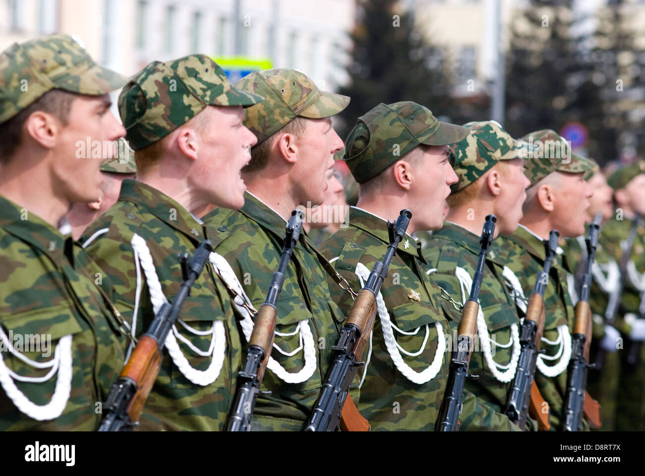 junge Soldaten schreien Stockfoto