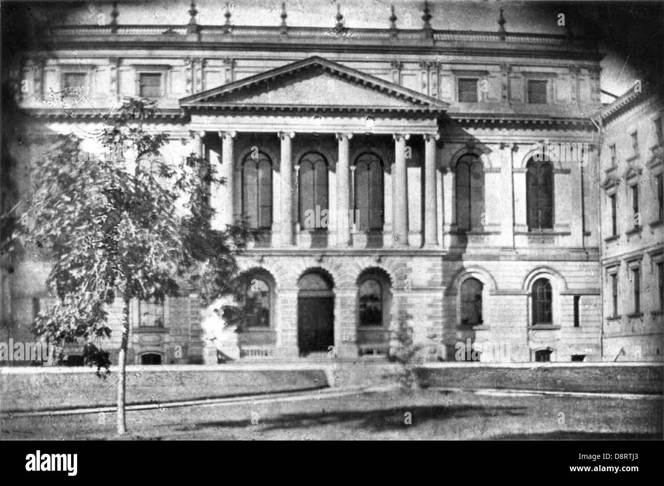 Dieses Foto von Osgoode Hall aus dem Jahr 1860 in Toronto fängt die historische juristische Institution ein. Osgoode Hall diente als Sitz der Law Society of Upper Canada und ist ein wichtiges Symbol der kanadischen Rechtsgeschichte. Stockfoto