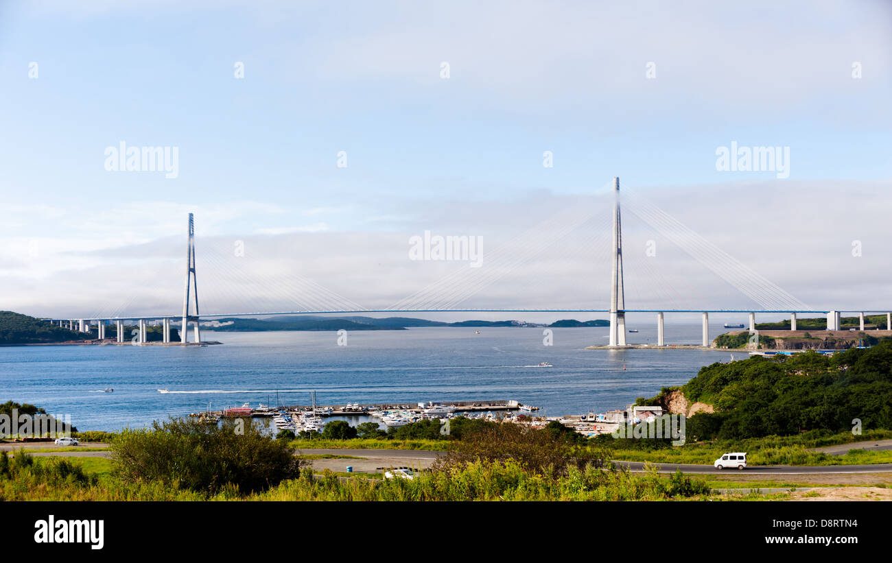 Längste Schrägseilbrücke der Welt in dem russischen Wladiwostok über den östlichen Bosporus auf der Insel Russki. Stockfoto