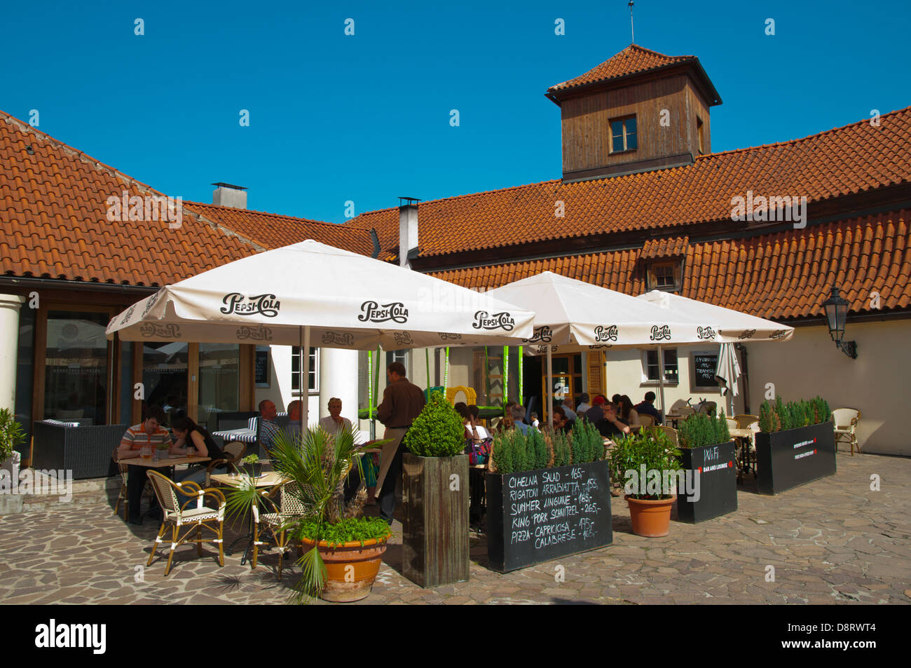 Restaurant-Terrasse im Innenhof des Hergetova Cihelna in Mala Strana Viertel Prag Tschechische Republik Europa Stockfoto