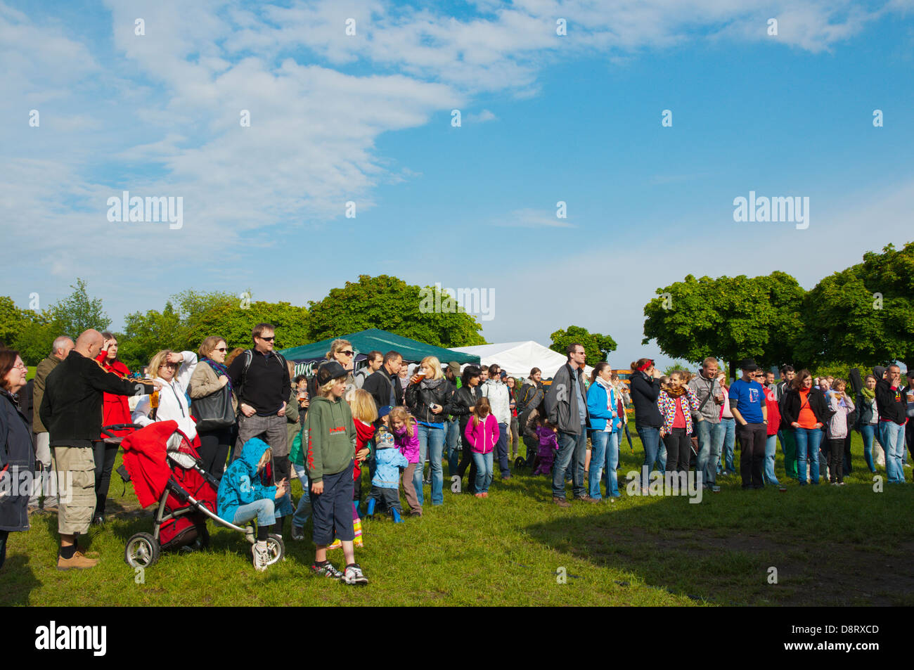 Leute zu beobachten eine Musik-Performance beim Festival Parukářka Park Zizkov Viertel Prag Tschechische Republik Europa Stockfoto