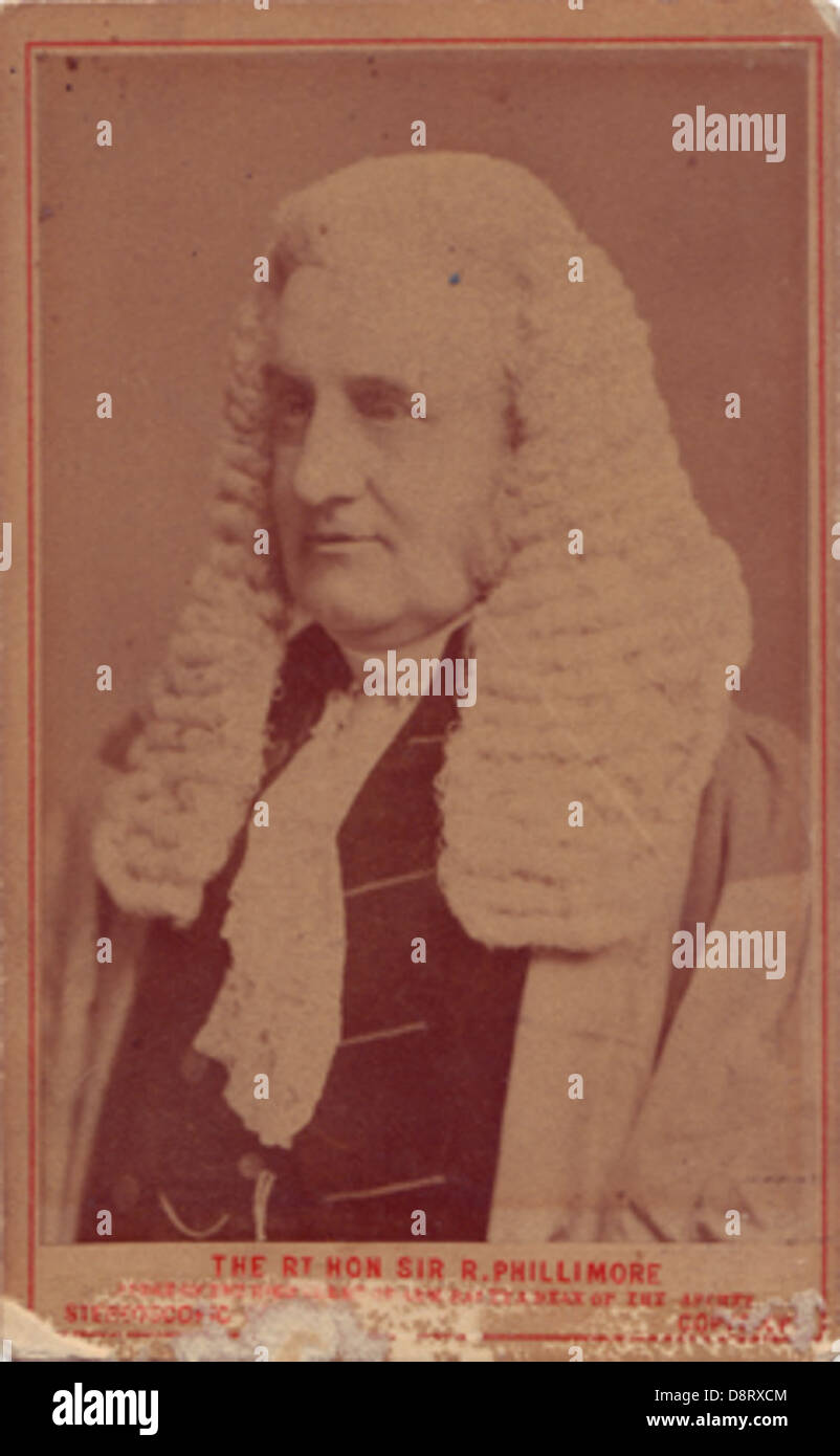 Dieses Foto zeigt den britischen Richter Rt Hon Sir R. Phillimore, der die traditionelle Perücke trägt, die mit seinem Beruf verbunden ist und die formale Kleidung der britischen Justiz widerspiegelt. Stockfoto