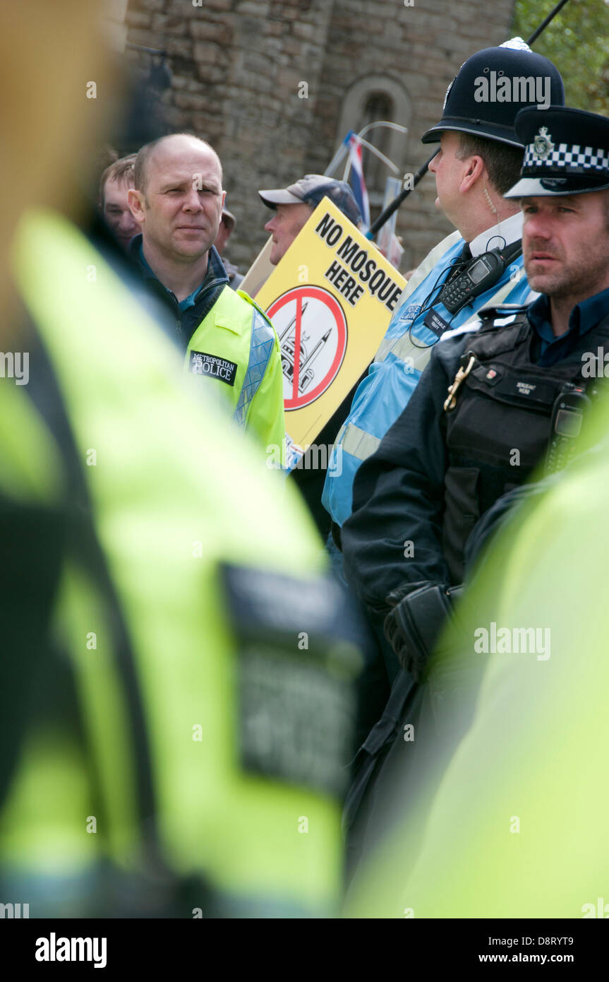 Polizei umgeben BNP Mitglieder vor den Houses of Parliament mit Schild mit der Aufschrift No Moschee hier. 1. Juni 2013 Stockfoto