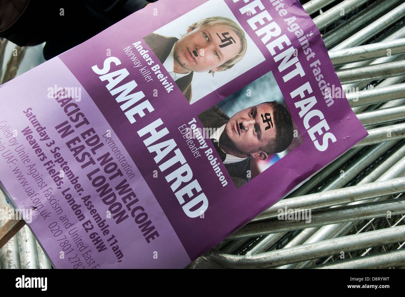 Plakat für eine Anti-rassistischen Rallye mit Hakenkreuzen hinzugefügt, um Fotos von Breivik und Tommy Robinson EDL Leader im September stattfinden Stockfoto