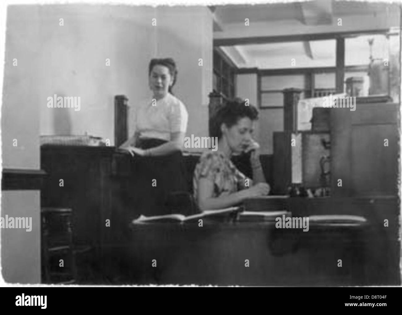 Ein Foto von der Rezeption und der Zentrale in der Anwaltskanzlei Fasken Robertson Aitchison Pickup & Calvin in Toronto. Das Bild zeigt die Büroumgebung und die Rolle der Frauen in dieser Zeit. Stockfoto