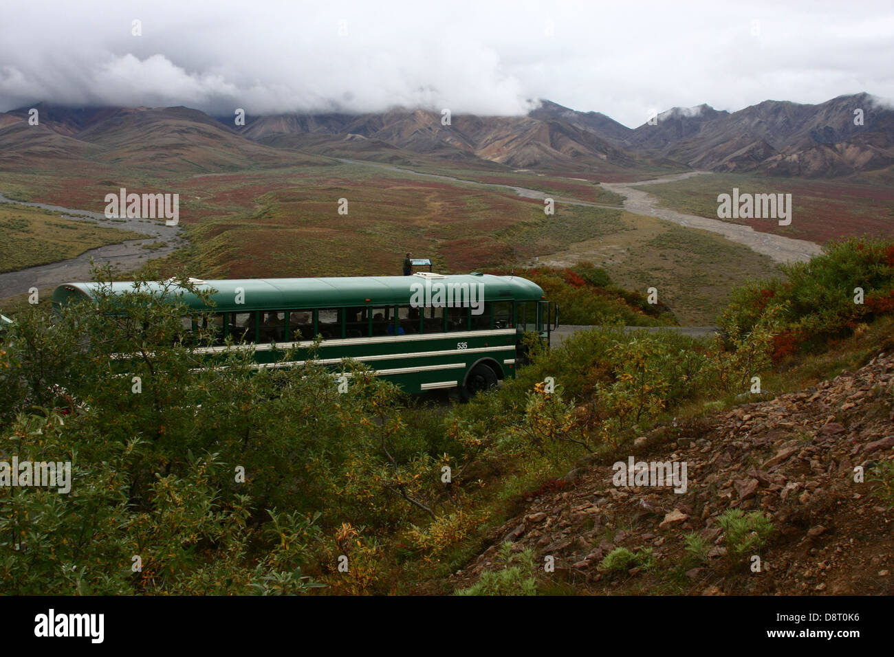 Ein Bus von der Park-Service verwendet, um Besucher auf er Weg nach Wonder Lake im Denali Nationalpark, Alaska, USA gehen Stockfoto