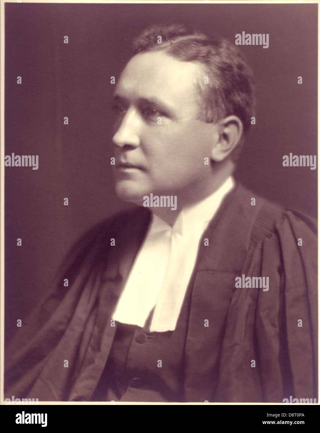 Ein historisches Foto von G.H. Gilday, einem angesehenen Anwalt aus Ontario, in einem Kleid gekleidet. Das Bild fängt einen Moment in seiner juristischen Karriere ein und spiegelt die kanadische Rechtsgesellschaft wider. Stockfoto