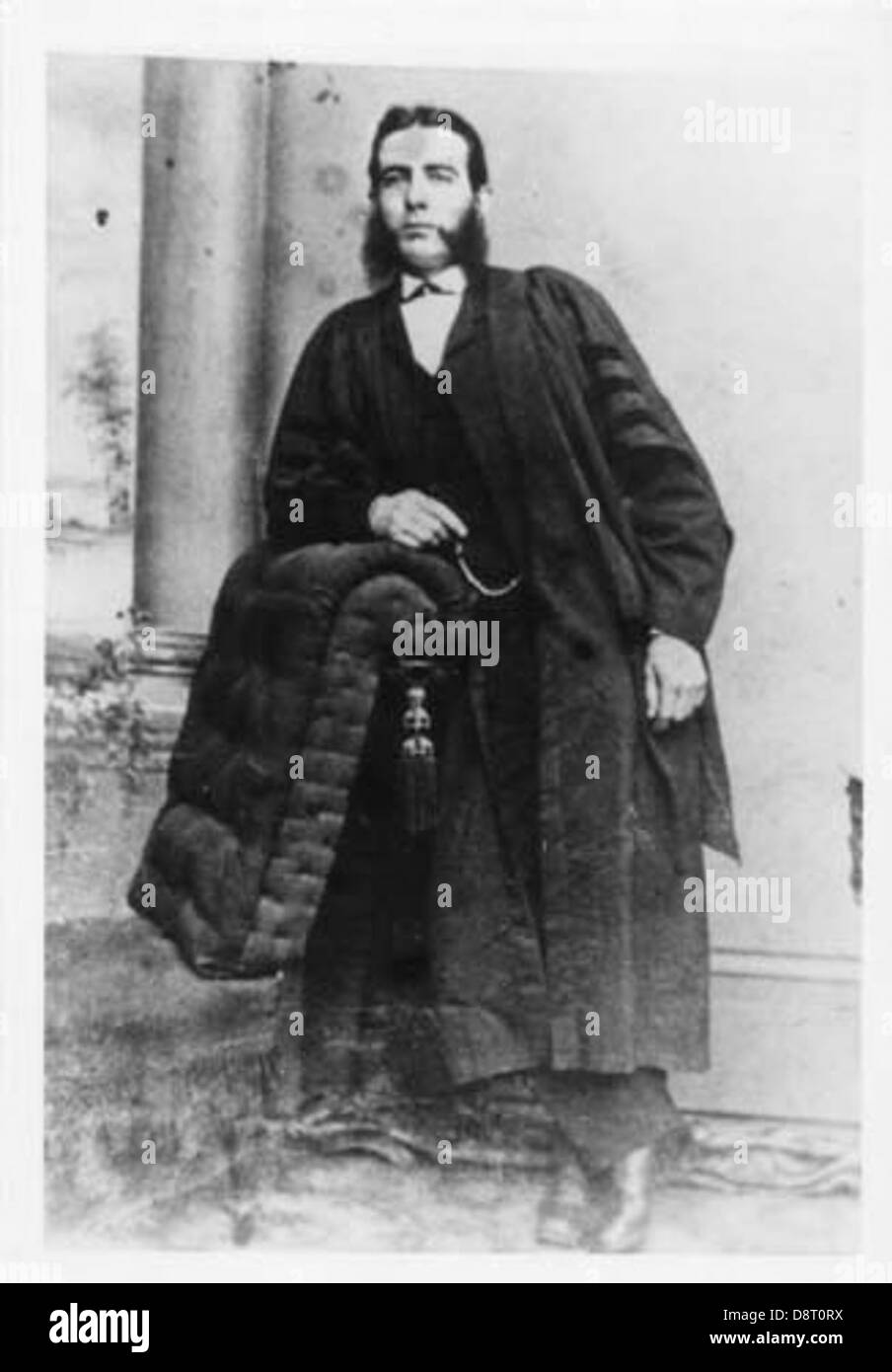 Ein historisches Foto von Elliott Travers, einem Anwalt aus Lucknow, Ontario, in einem Kleid gezeigt. Das Bild spiegelt die legalen Kleiderbräuche im Kanada des frühen 20. Jahrhunderts wider und fängt einen Moment in der Rechtsgeschichte ein. Stockfoto