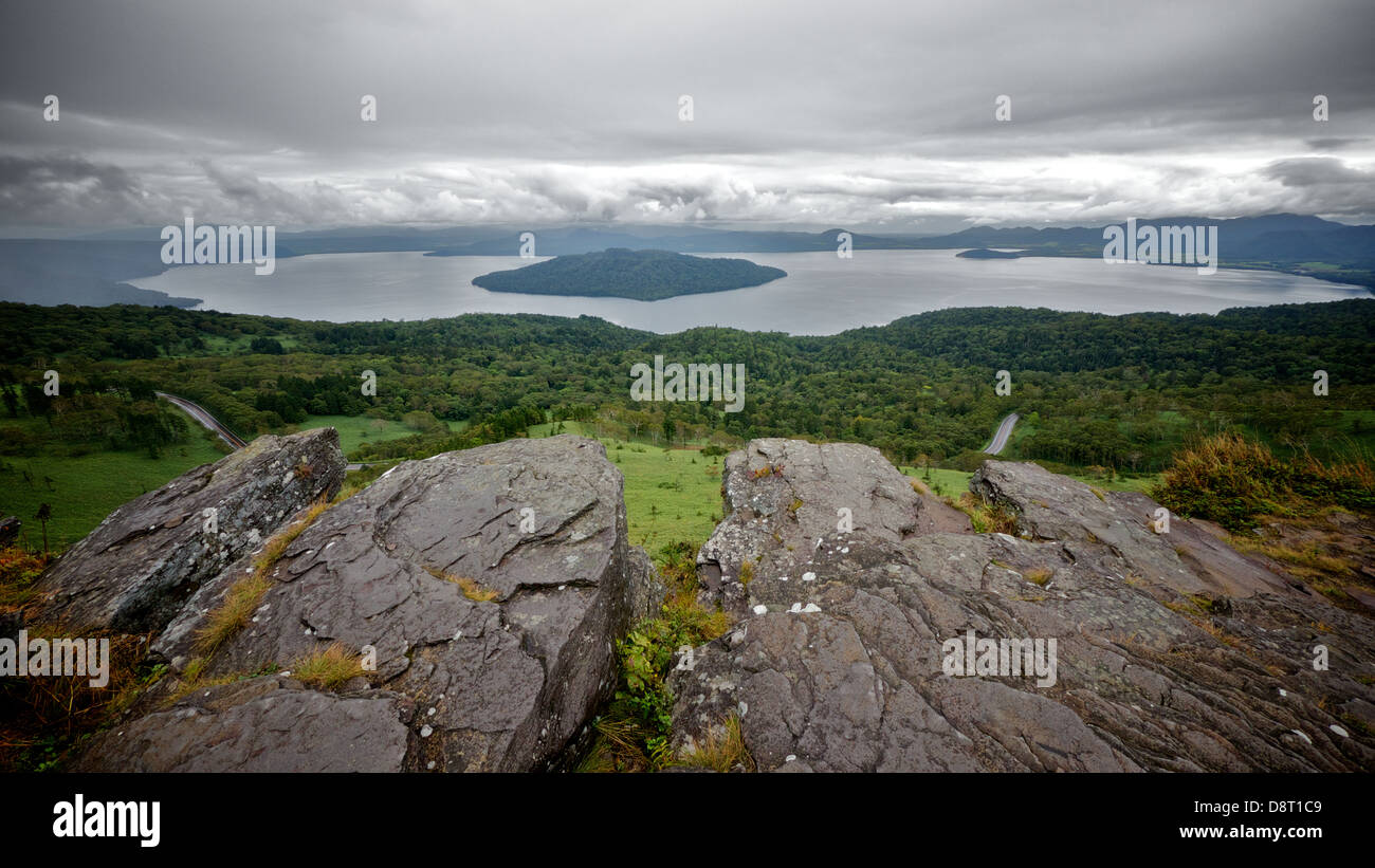 Blick auf Lake Kussharo, ein Kratersee im östlichen Hokkaido, von der Spitze des Bihoro Pass. Trüben regnerischen Tag. Stockfoto