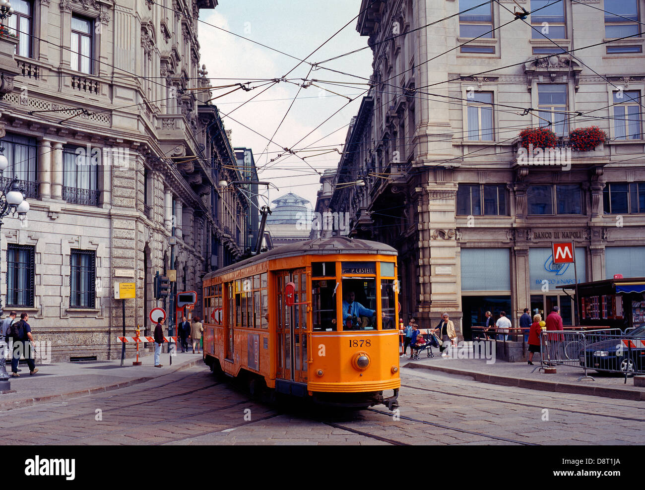 Ein traditionelles Passagier Straßenbahn mit seinem Netz von Freileitungen, in der Innenstadt von Mailand, Italien, Europa. Stockfoto