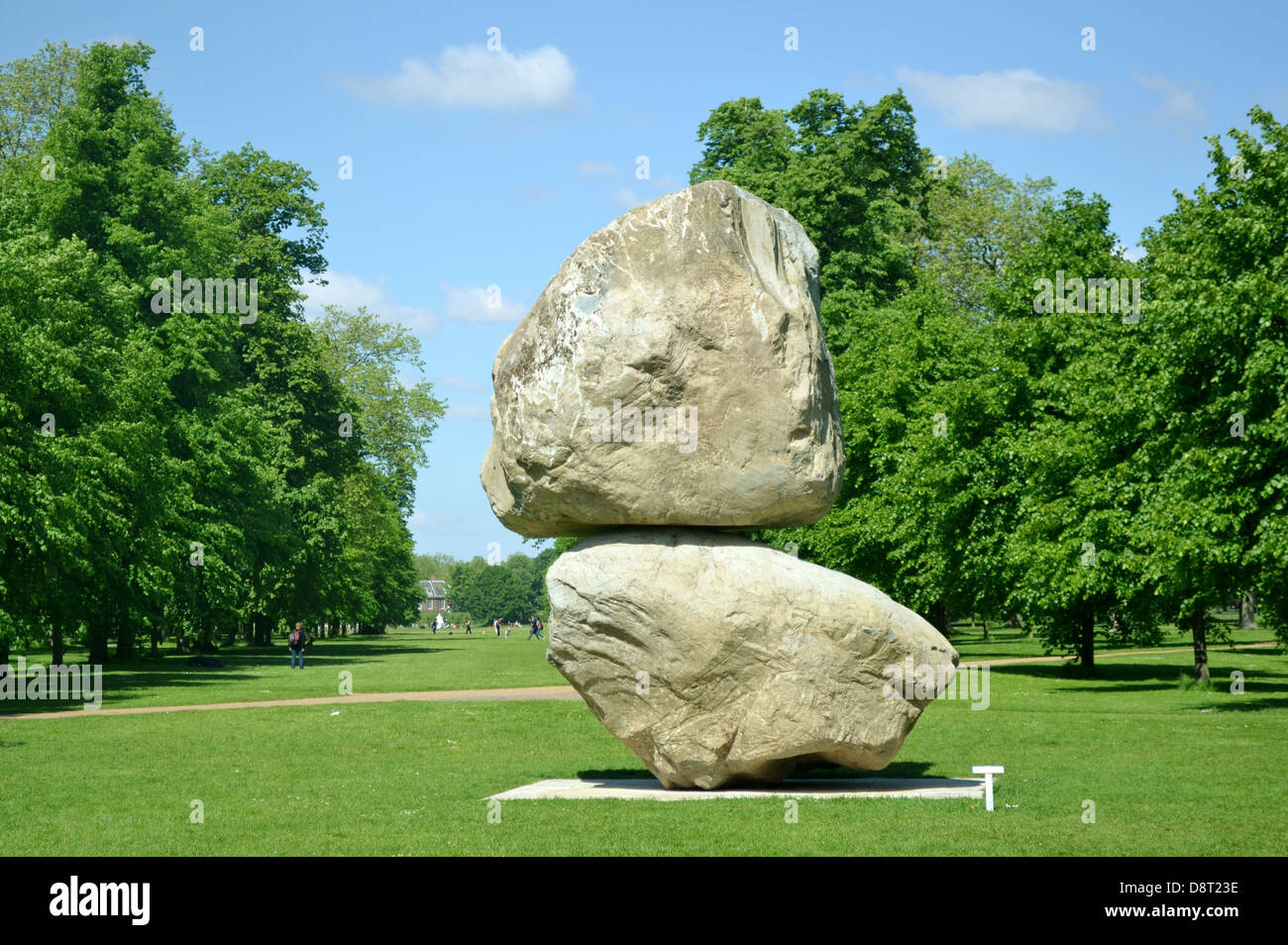 Die Skulptur "Rock auf einem anderen Felsen" von Fischli/Weiss, an der Serpentine Gallery in Kensington Gardens, London. Stockfoto