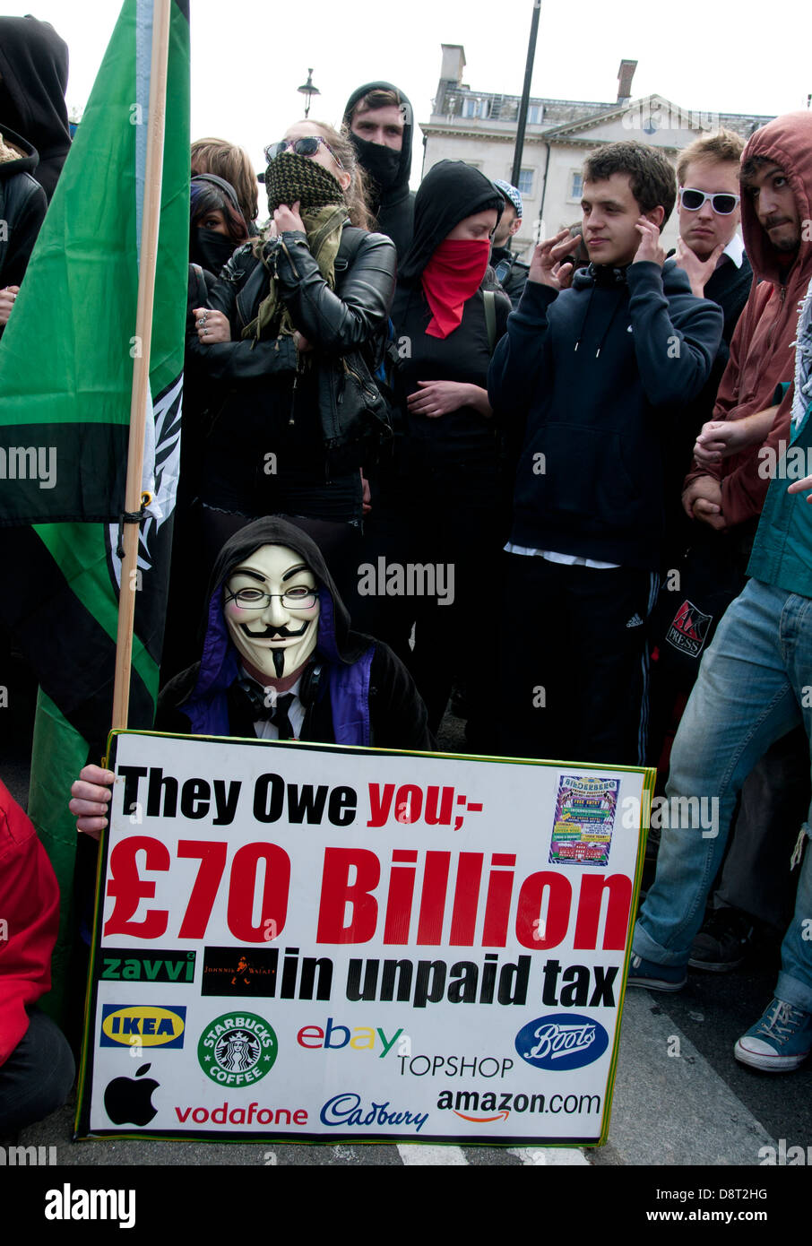 Anonym und andere protestieren gegen unbezahlte Steuern von Großunternehmen Stockfoto