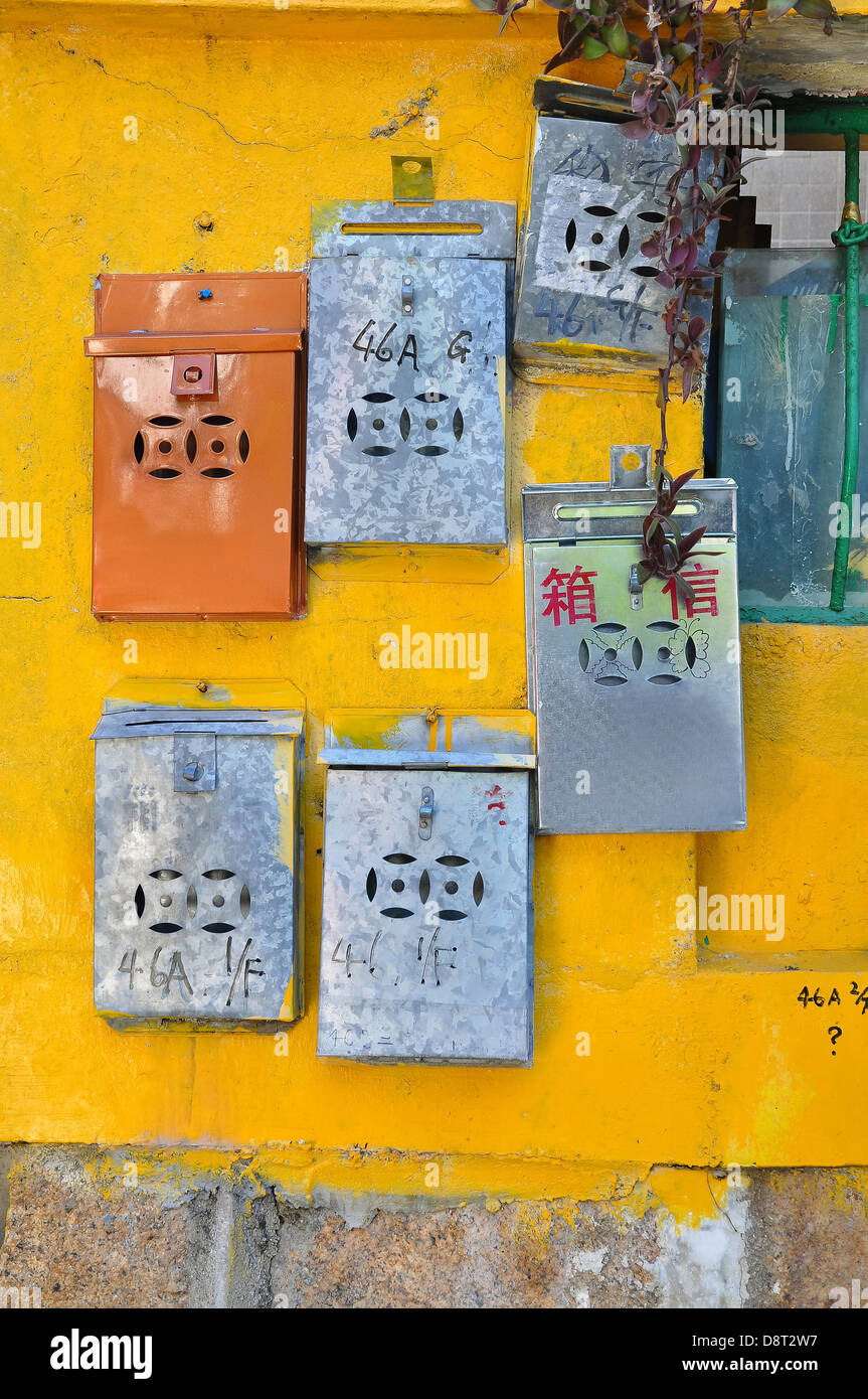 Traditionelle Metall Briefkästen auf der Insel Cheung Chau, Hong Kong Stockfoto