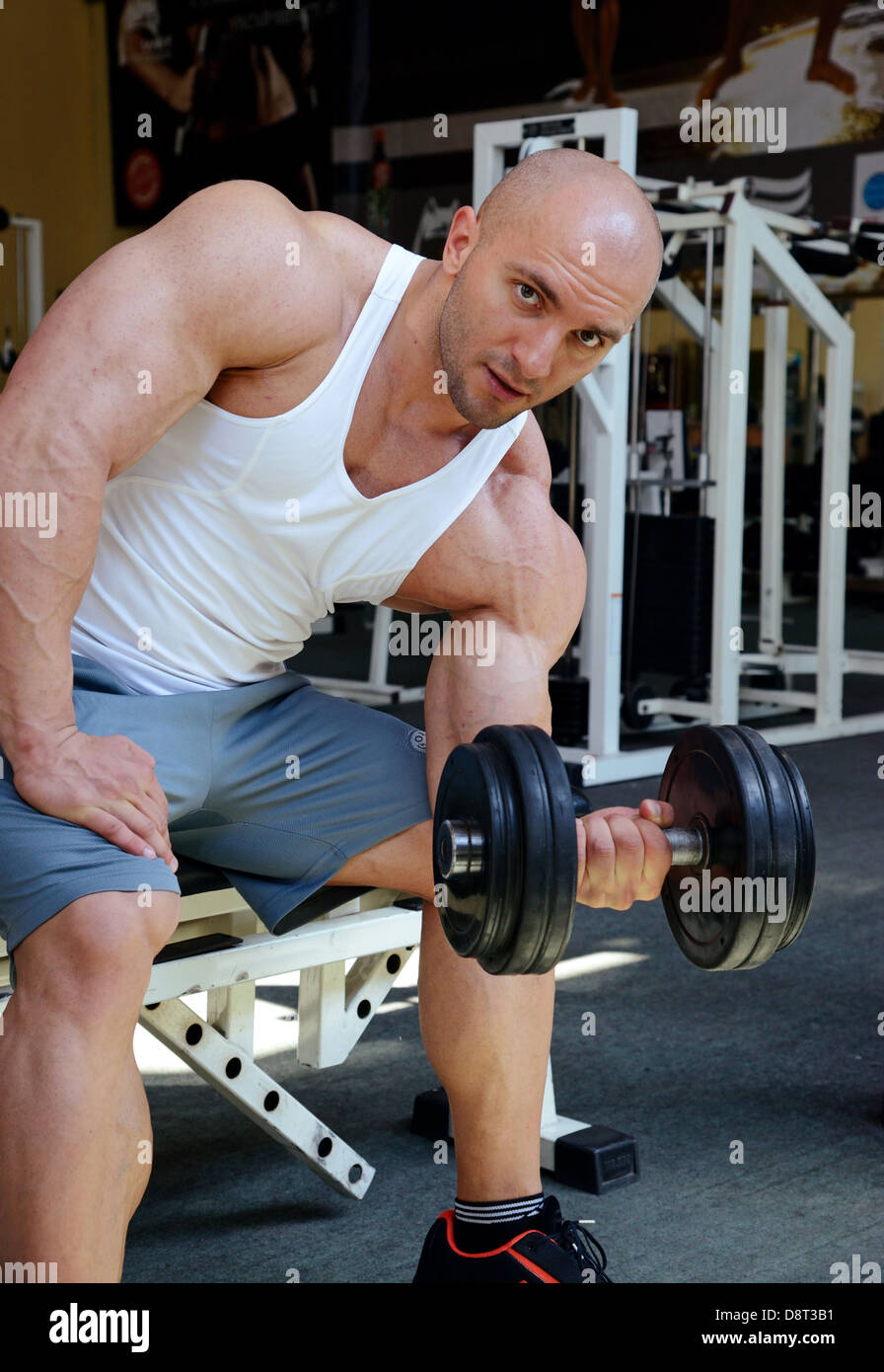 Bodybuilder im Fitnessstudio Stockfoto