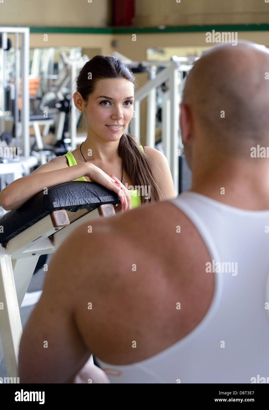 Personal Trainer im Fitness-Studio Stockfoto